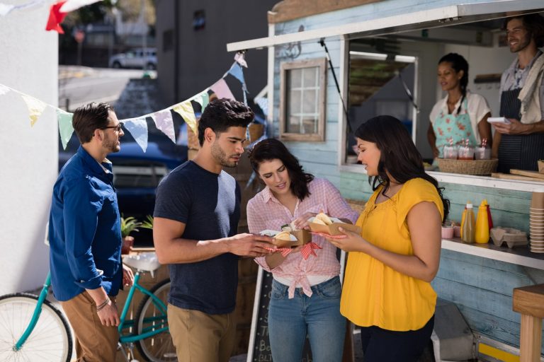 clients devant un food truck