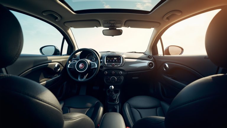 Intérieur de fiat 500 : élégance et technologies modernes
