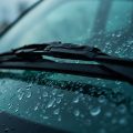 Quand changer ses essuie-glaces : signes et conseils